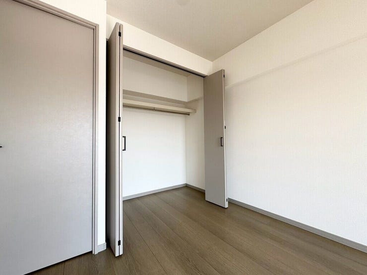 【Bedroom】クローゼット完備で収納力◎。家具の配置もしやすい機能的な洋室です。