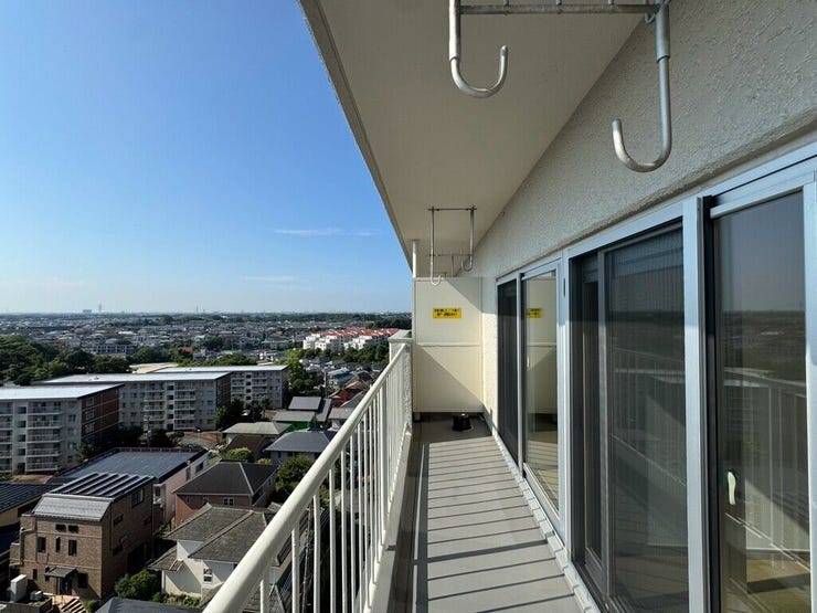 【Balcony】日当たりの良いバルコニーはお洗濯物がしっかり乾きやすく、毎日の家事にも重宝します。