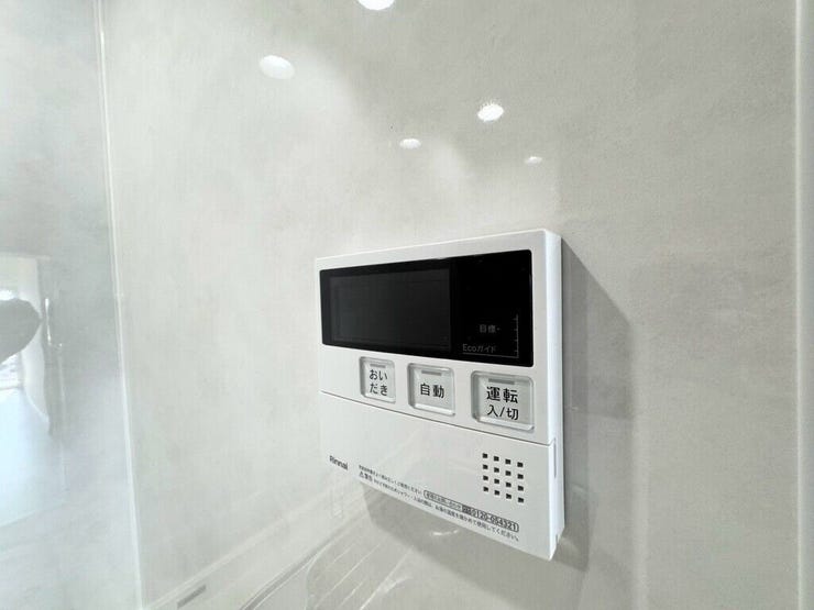 【Facilities】お湯の温度調整がラクな給湯器リモコン付き。追い焚き操作も簡単です。