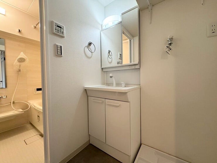 【Washroom】毎朝の準備がスムーズに。広めの洗面台と収納が使いやすい洗面所です。