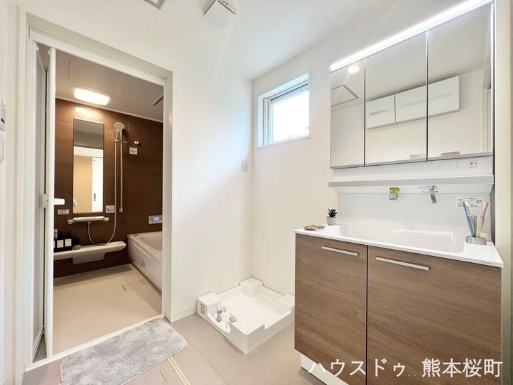 ■清々しいリフレッシュ空間■自分を磨き、気持ちを切り替える。心地よい光が差し込むプライベートスペース。