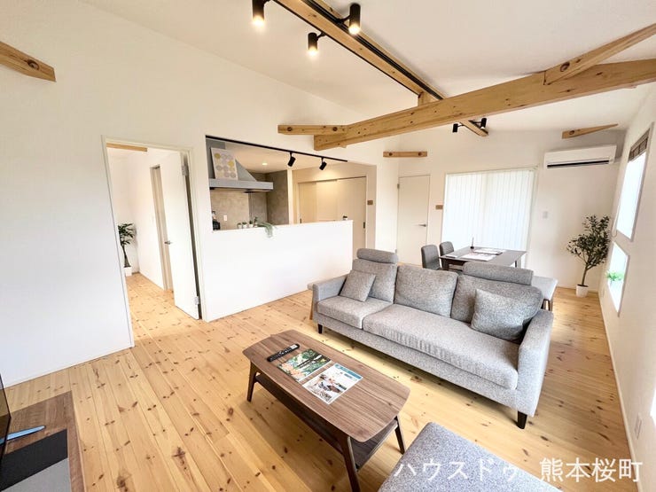 ■安らぎと笑顔の中心地■陽光が優しく降り注ぎ、会話が自然と弾む。ここでは、毎日が特別な時間へと変わります。