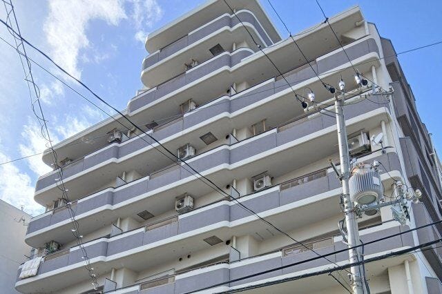 【外観】
■ホワイト×グレーを基調とした、清潔感のあるスタイリッシュな外観♪
■存在感のあるフォルムで、街並みに映えるマンションです!