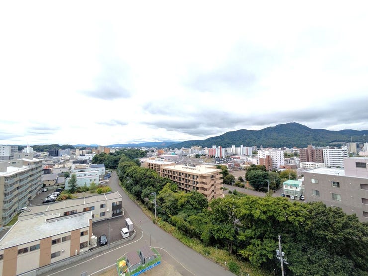 ■眺望■
前面に遮るものが一切ない10階ならではの大パノラマ!四季折々の美しい山々を極上の特等席から一望できます。開放感あふれる絶景を日常の一部として贅沢に楽しめる、眺望重視の方へ一押しの空間です。