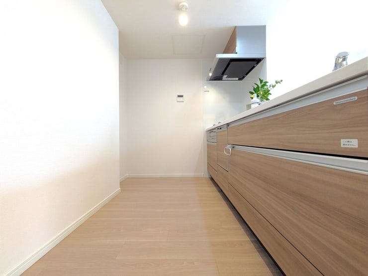■キッチン■
ゆとりある空間を確保した使い勝手の良いキッチン。調理や後片付けがスムーズに行えるゆったりとした動線で、ご家族と一緒に立ち込んでもストレスなく快適に料理を楽しめる機能的な設計です。