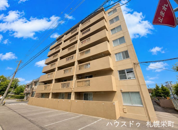 【外観】
南向き・6階部分につき陽当たり&眺望良好!令和8年10月下旬、新規リノベーション完了予定の2SLDKです。地下鉄「南平岸」駅徒歩11分、スーパー・コンビニも徒歩5分圏内。快適な新生活を始めませんか?
