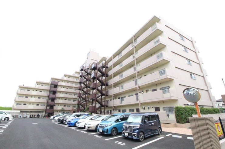 【外観】
採光や風通しを考えて設計された間取り。住まうご家族の心地よさを最優先しました。