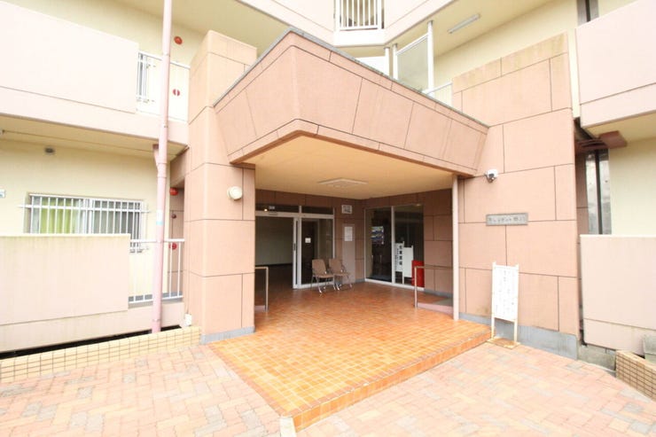 あたたかく迎え入れてくれるエントランス。家に帰ってきたときの安心感。末永く時を刻む邸宅。ぜひフィーリングを確かめてみてください。