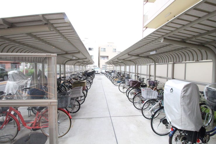 屋根が付いていて、雨から大切な自転車を雨から守ってくれます。