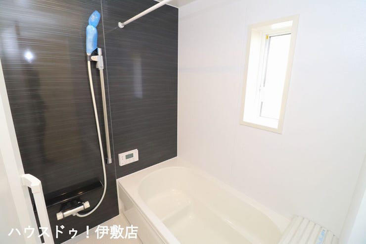 大明丘１丁目 新築戸建 【浴室（同仕様写真）】
シックな雰囲気のくつろぎスペースの浴室。ゆったり足を伸ばして入浴でき、一日の疲れも癒されそうですね。
