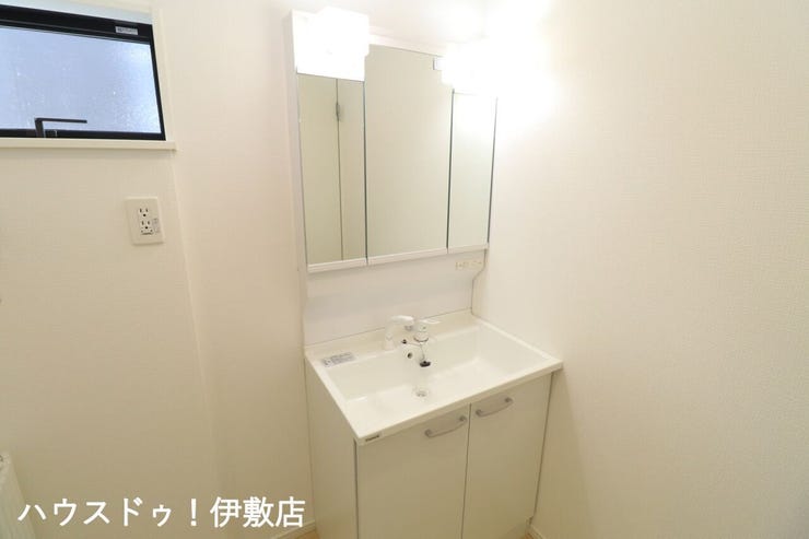 大明丘１丁目 新築戸建 【洗面台（同仕様写真）】
人気の3面鏡を採用しました。
ミラー裏が収納になっているので、生活感を出さずに収納することが出来ます。