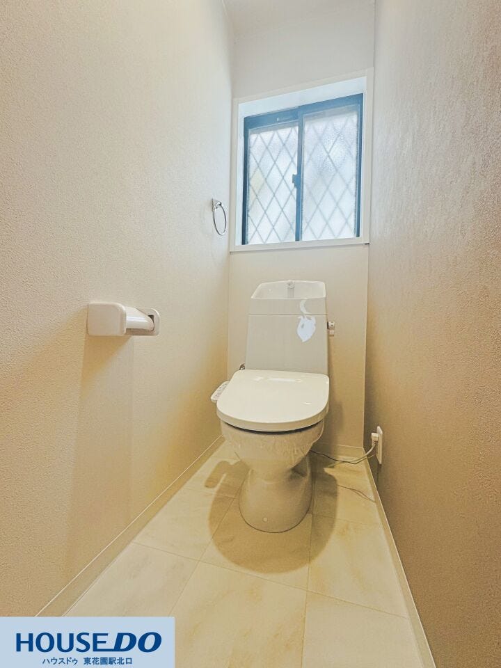 清潔感のある温水洗浄便座付きトイレです!小窓がついており自然換気ができるほか、壁面にはタオル掛けも設置されています☆