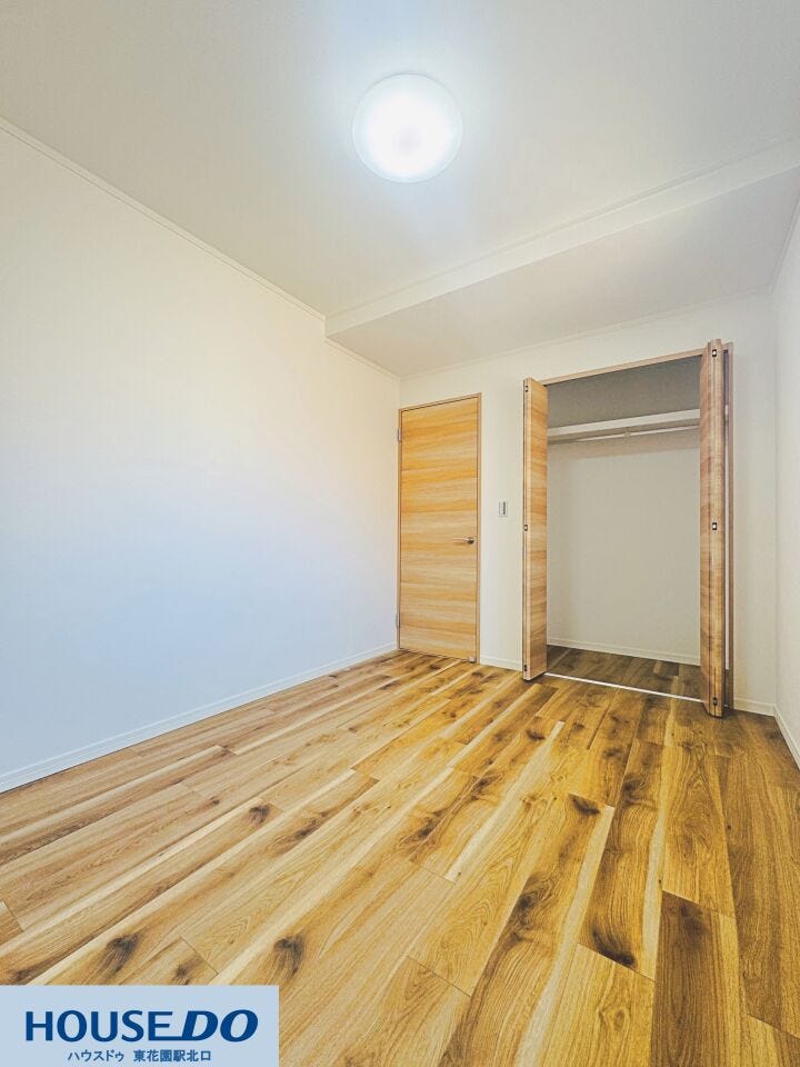 衣類をたっぷり収納できるクローゼットを備えた洋室です♪お部屋の中に服や荷物がすっきり収まるため、居住スペースを広く使えます!