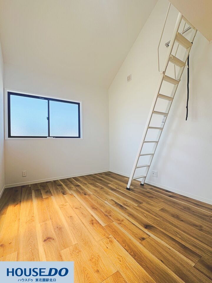 天井が高く開放感のあるロフト付きの洋室です!白のハシゴがおしゃれなアクセントになっており、空間を立体的に活用できます☆