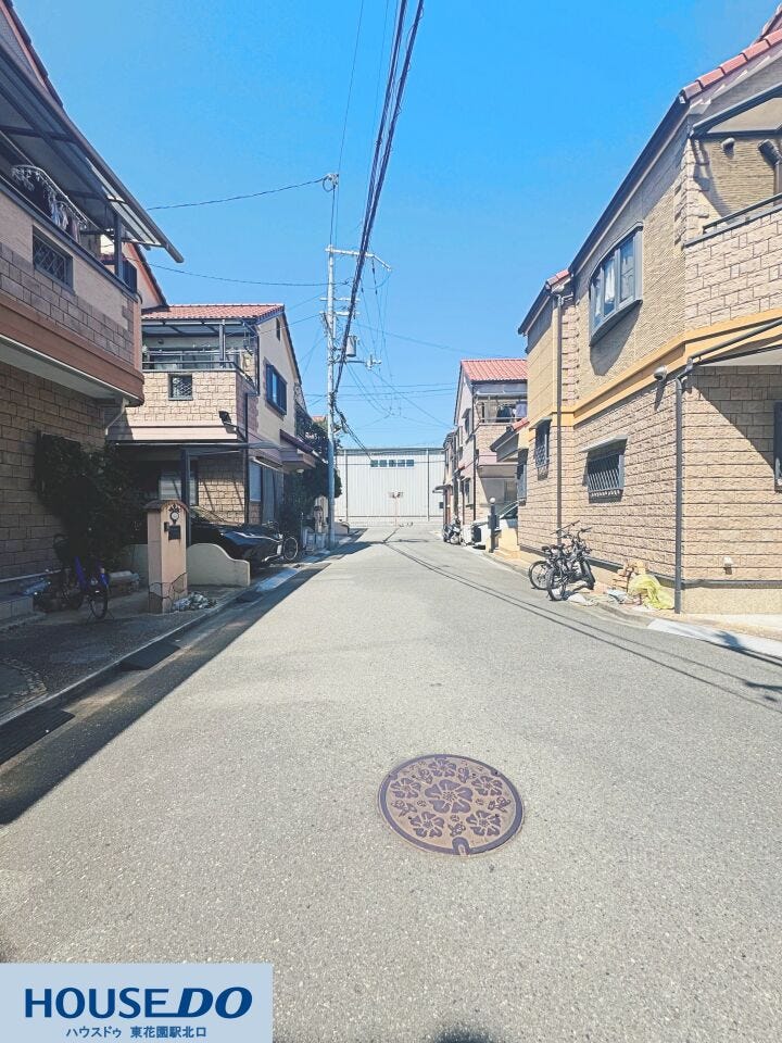敷地前の道路はすっきりと舗装されており、お車の出し入れや徒歩での移動もスムーズに行える静かな住環境です☆