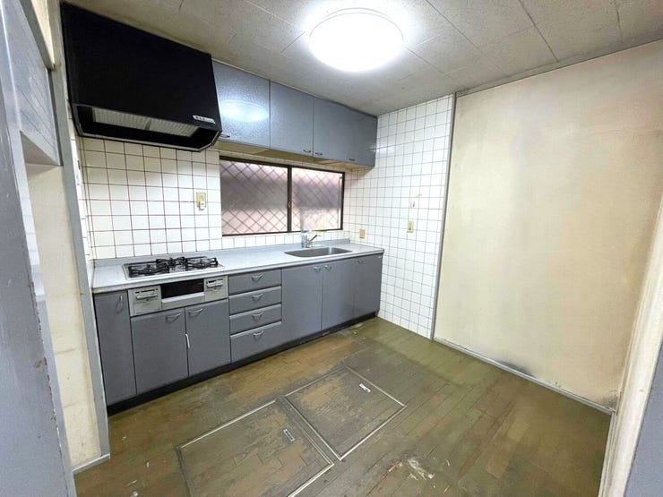 壁付のキッチンは窓から明るい光が入り、吊戸棚と床下収納で必要な収納がそろっています。