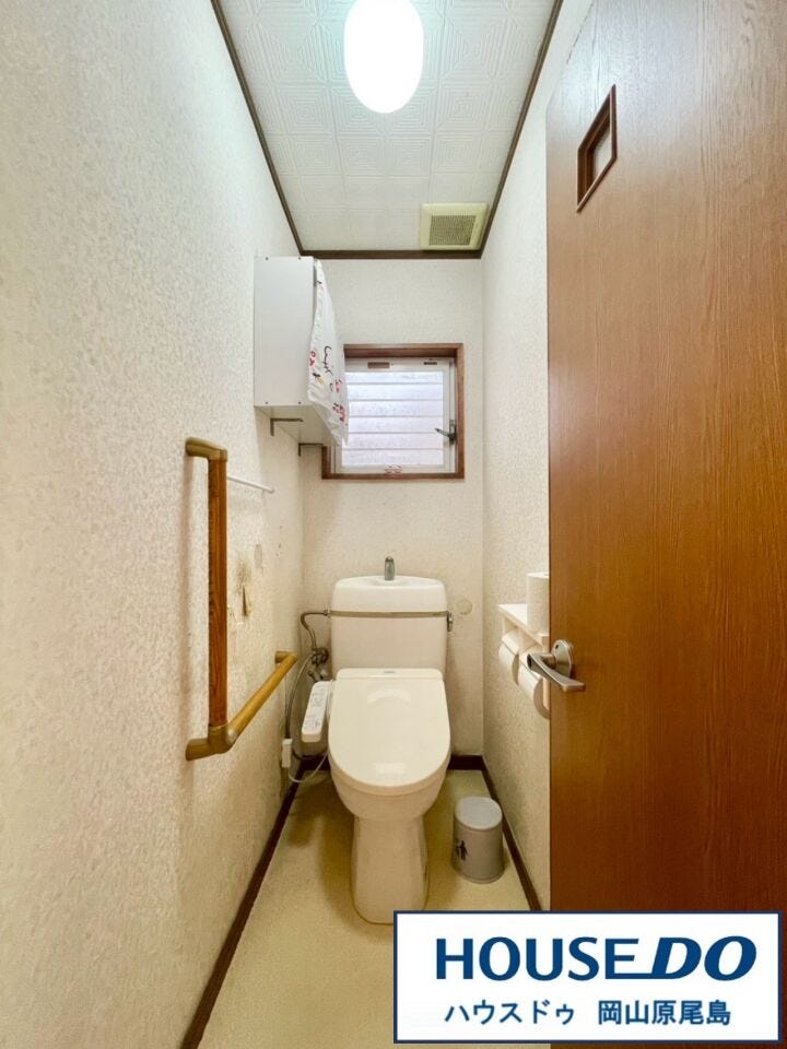 トイレは1階と2階に配置、清潔感のある温水洗浄便座です。 ※AIにて家具等を消去加工した画像となり、実際の内観には家具が配置されております。