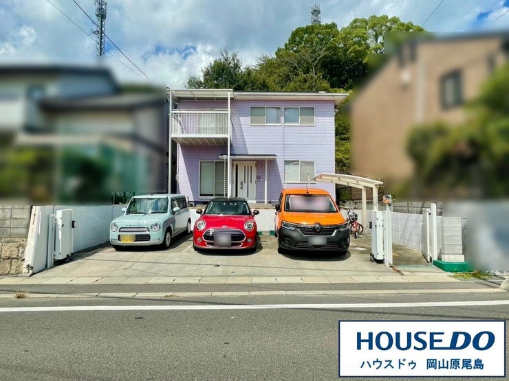 駐車は敷地南西側に、並列で3台可能となっております。