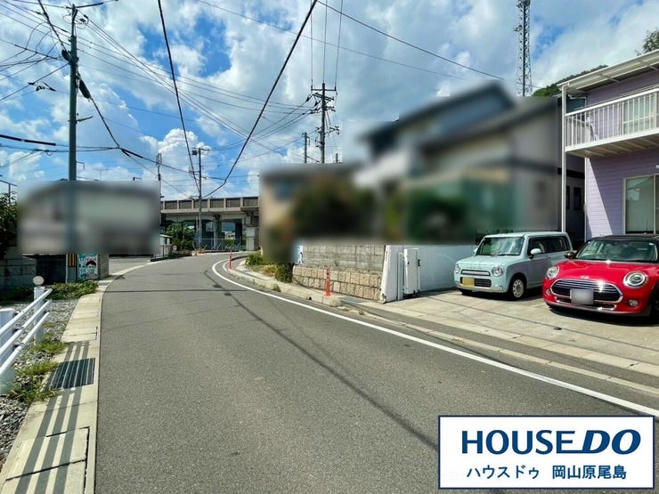 前面南西側道路は約6.2mのゆとりある広さの幅員で、車の出し入れも安心です。