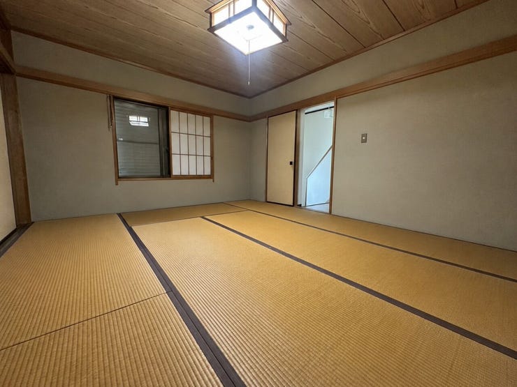 ◆2階10帖の和室です。押入れ収納付き。南向きでバルコニーに面しており陽当たり良好!
【画像はAI加工により荷物等を消去しています】