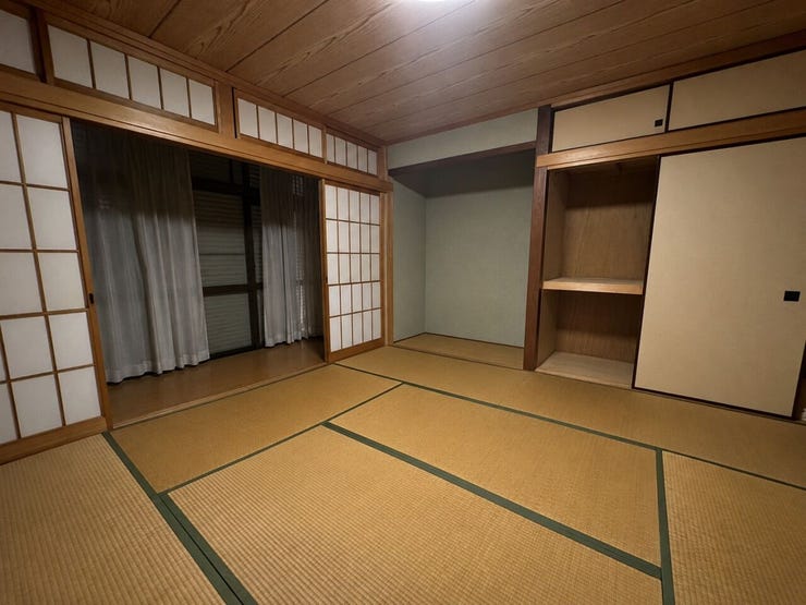 ◆1階8帖和室は二間続きになっています。南側には広縁もあり、日向ぼっこが気持ちの良い場所です♪
【画像はAI加工により荷物等を消去しています】