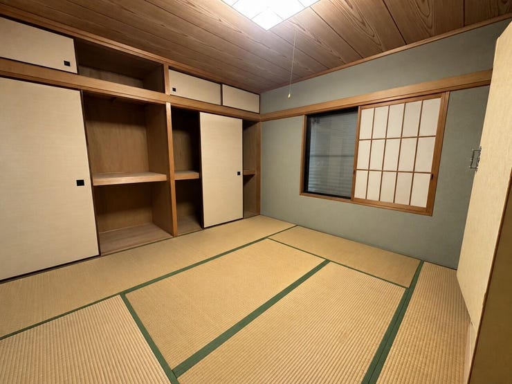 ◆北側の8帖和室です。一面に押入収納があり、お布団や季節の衣類、家電などもスッキリ収納出来ますね☆
【画像はAI加工により荷物等を消去しています】