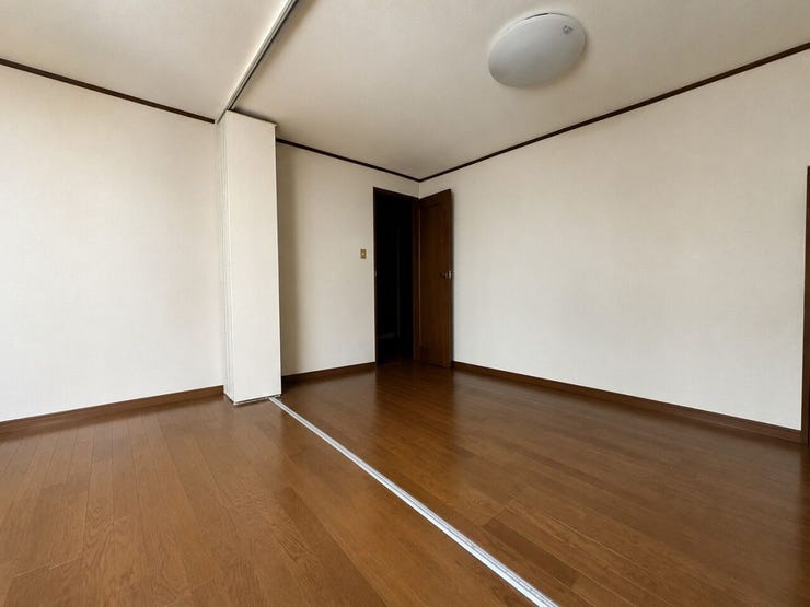 ◆可動式のフリーウォール付きの洋室は扉もそれぞれにあるため、用途によってお部屋も使い分けられます☆
【画像はAI加工により荷物等を消去しています】