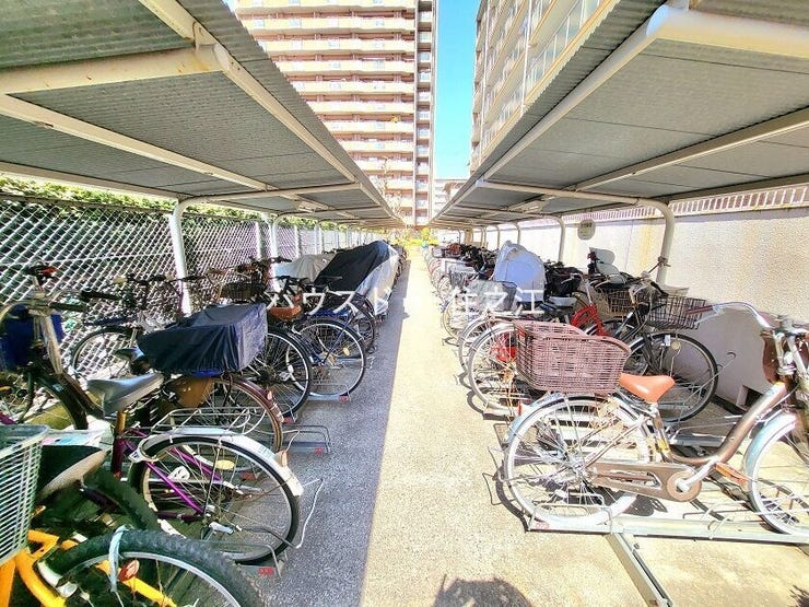 ★屋根付きの駐輪場ですので雨の日も安心。サドルが濡れる事も無いですね!