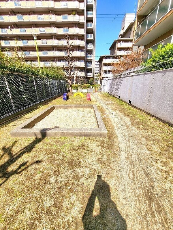 ★マンション敷地内。お子様の遊び場にも最適ですね♪