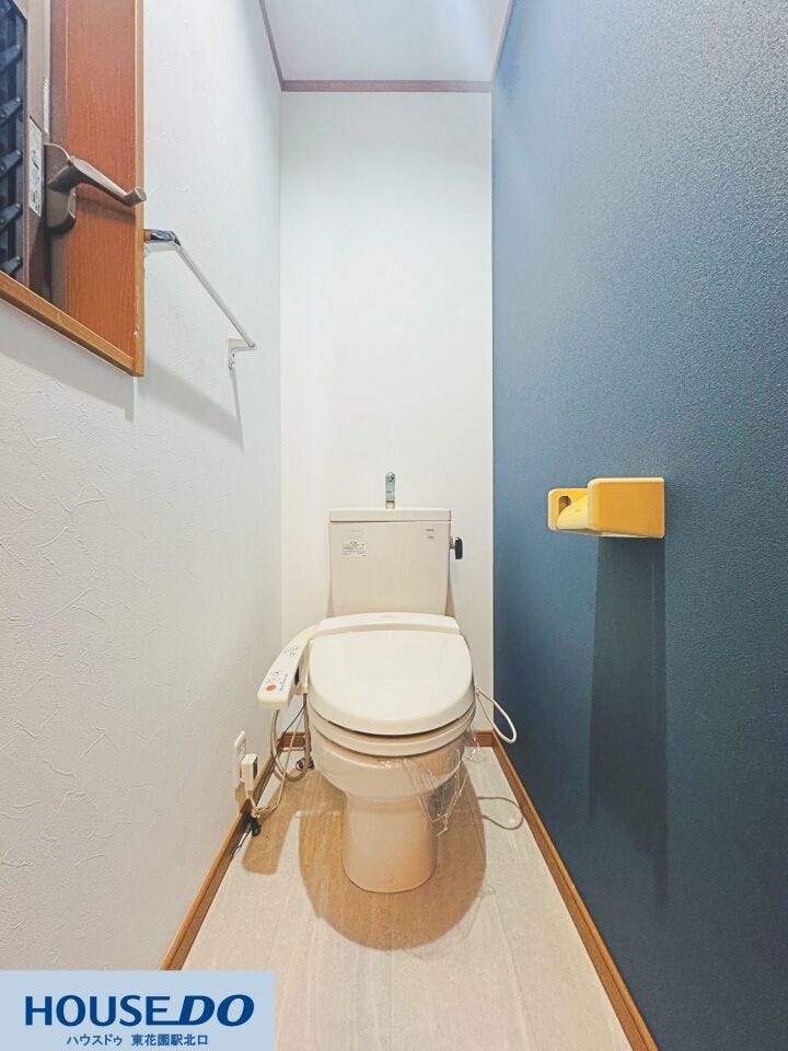 シックなネイビーのアクセントクロスがおしゃれなトイレ空間!温水洗浄便座付きで毎日快適に使用できます♪窓と手すり、タオル掛けも設置された配慮の行き届いた設計☆