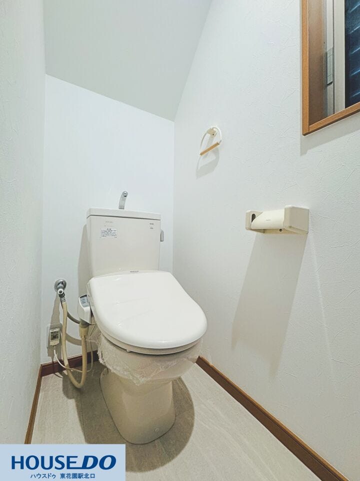 白を基調とした清潔感あふれるトイレ!手洗い一体型のタンクで省スペースながら機能的です♪窓からの換気も可能で、いつでも爽やかな空間を保つことができます☆