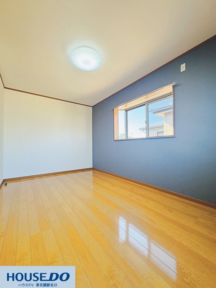 モダンなブルーグレーのアクセントクロスが印象的なお部屋!大きな窓から明るい光が差し込み、インテリアのおしゃれ度がグッと引き立ちます♪
