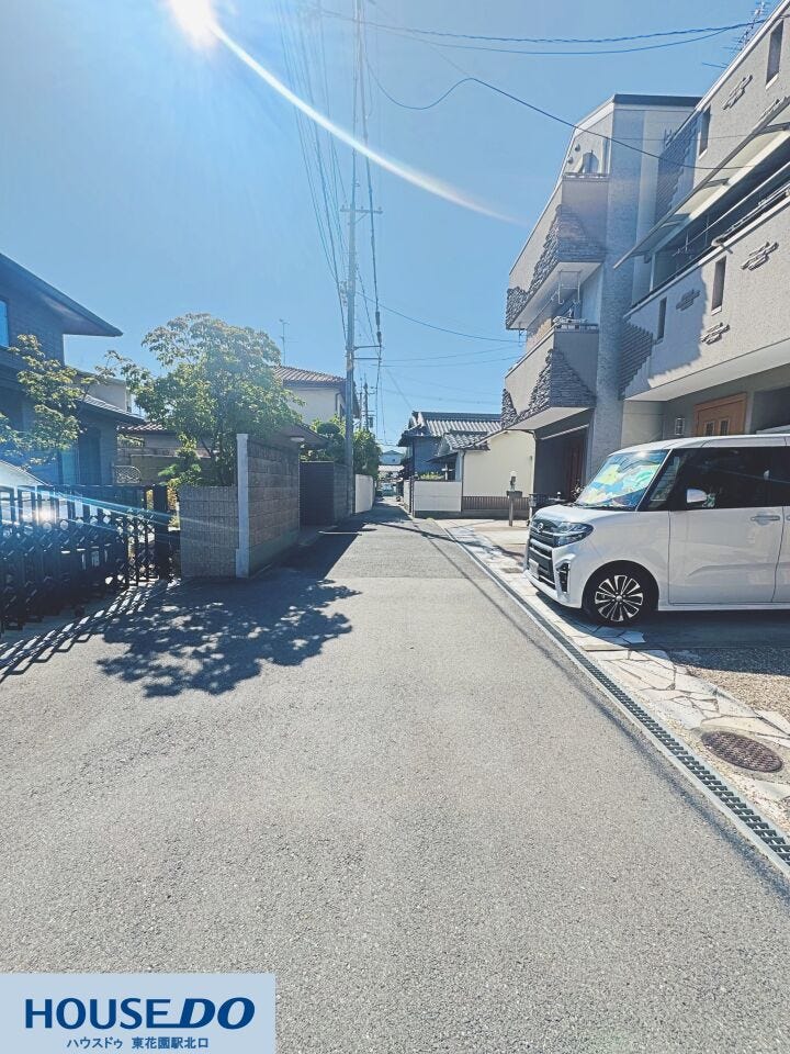 前面道路は交通量が少なく、落ち着いた住環境です!小さなお子様がいるご家庭や車の出し入れも安心♪周辺街並みもきれいに整っており、心地よく暮らせる好立地☆