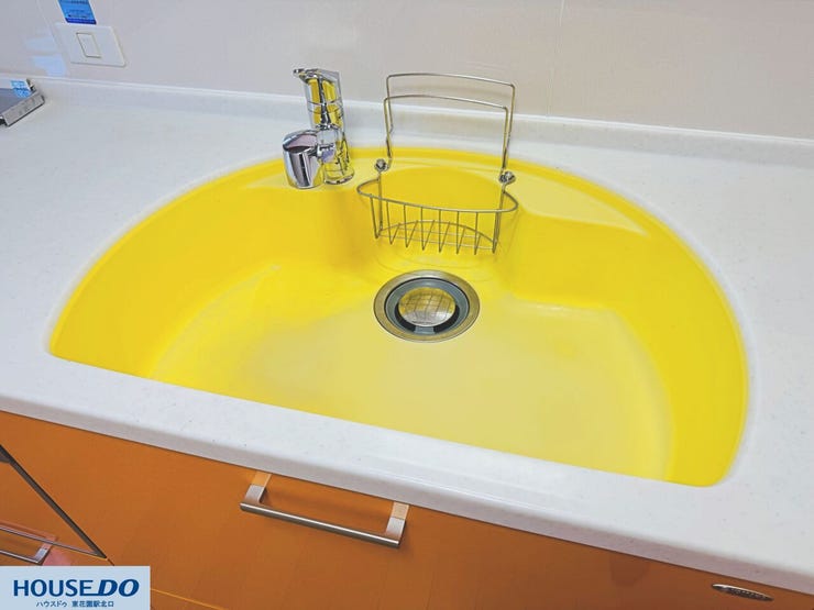 明るいイエローのシンクは、使うたびに元気が出そうなデザイン♪浄水器一体型の水栓なので、いつでも美味しいお水が飲めます!毎日の料理がさらに楽しくなりそう☆