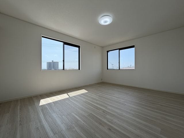 【2階東側約10帖洋室】