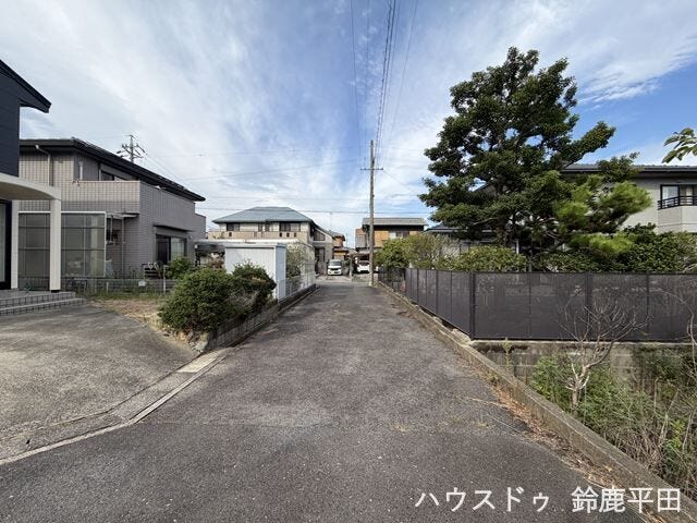 【北東側幅員約4.2m前面道路】住宅地に位置する道路で、住人以外の車が通ることがないのでお子様やお年寄りの方にも安心な道路です。(2026年8月28日 撮影)