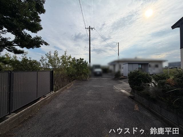 【北東側幅員約4.2m前面道路】車の駐車がスムーズにできる道幅です。(2026年8月28日 撮影)