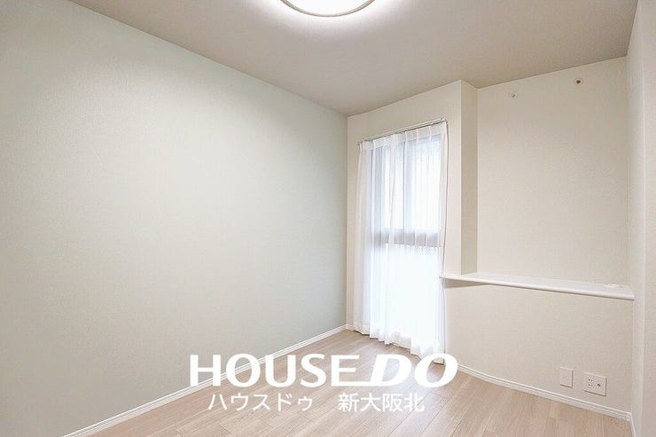 ■玄関横約6.3帖の洋室です!
■この洋室は広々としているためあ、寝室としてもオススメです!
■ダブルベッドを置いても十分な広さがあります!