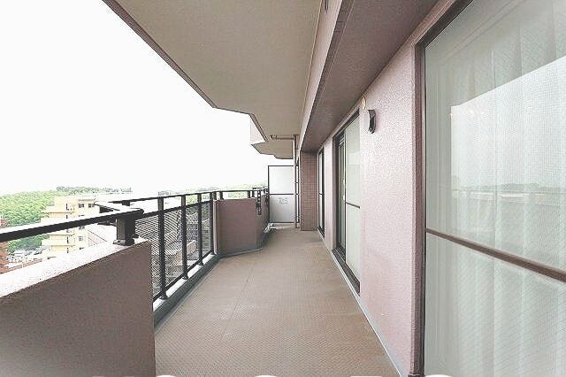 ■陽当り・通風・眺望良好のゆとりのあるバルコニー!
■南向きで陽当り良好!毎日のお洗濯も快適です!