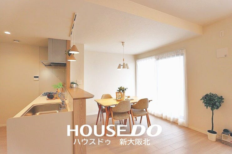 ■ご家族との会話が楽しめる対面式のシステムキッチン!
■料理をしながらテレビを見たり、お子さまの様子を見守ることもできますよ!