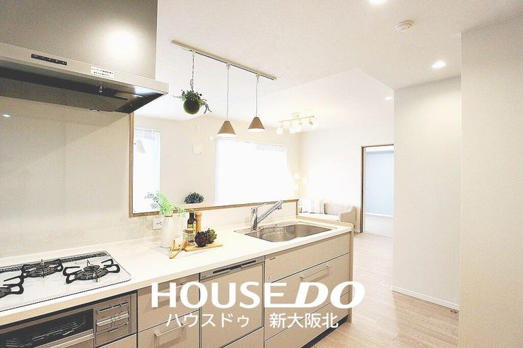■ご家族との会話が楽しめる対面式のシステムキッチン!
■料理をしながらテレビを見たり、お子さまの様子を見守ることもできますよ!