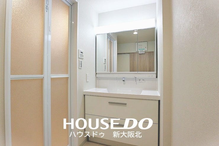 ■洗面化粧台は人気の鏡下から水栓が出ているタイプです!
■この水栓はスタイリッシュなだけでなく、水垢がたまりにくいため日常のお手入れが格段に楽になりますよ♪