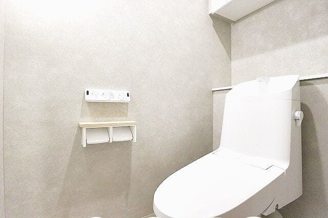 年中いつでも快適にご使用いただける温水便座付きトイレ!
■壁掛けリモコンがついているので操作もスムーズです!