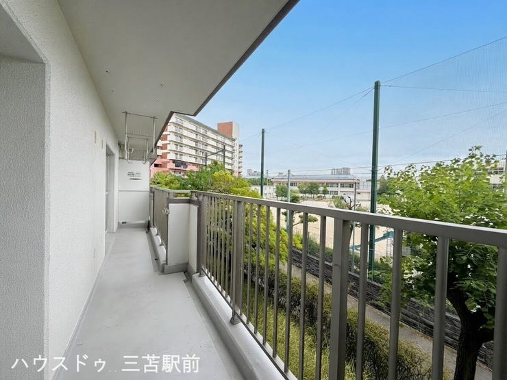 東側バルコニー☆物干し金物が付いているのでお洗濯もしっかり干せます!