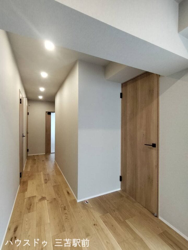 フローリング&建具は温かみのあるカラーで統一。