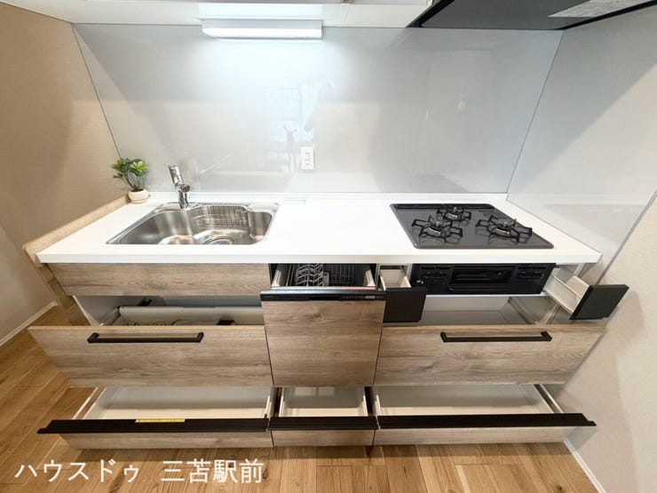 スライド式の収納や吊り棚収納など、キッチンの収納スペースも豊富です!