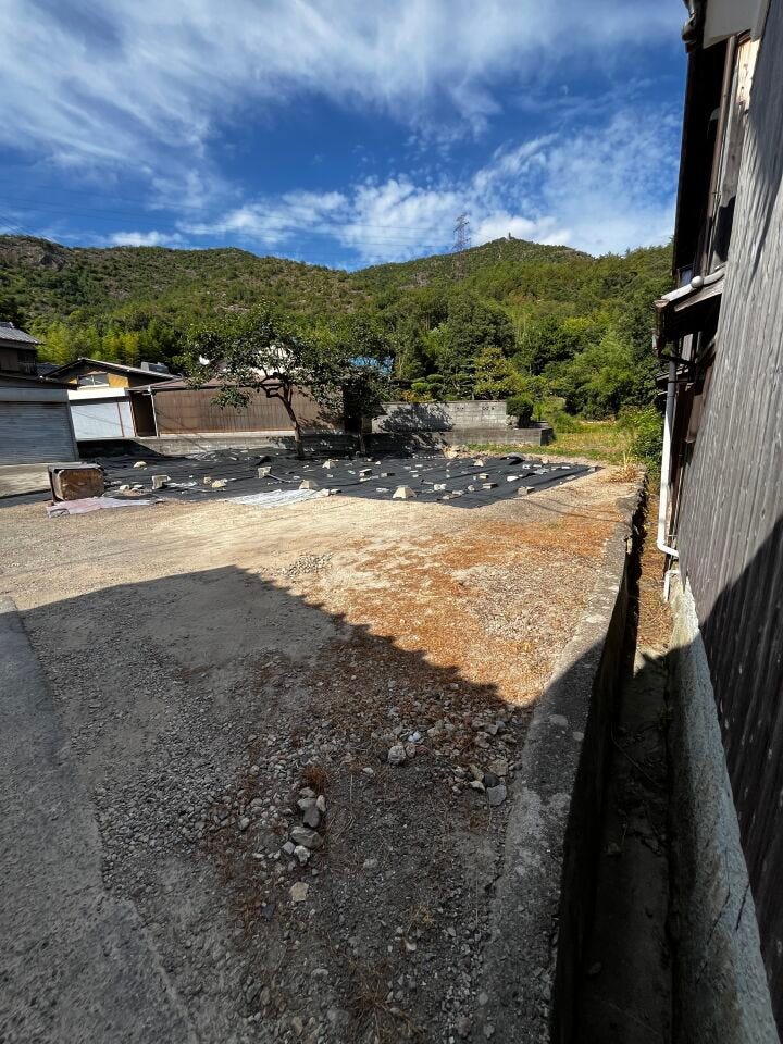 対側の土地(99.27㎡)は駐車スペースとして利用可能です
