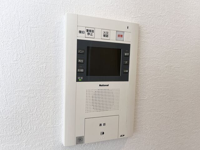 モニター付きインターホン:訪問者の顔を確認できるので防犯の効果が高まり暮らしに安心を与えてくれます。