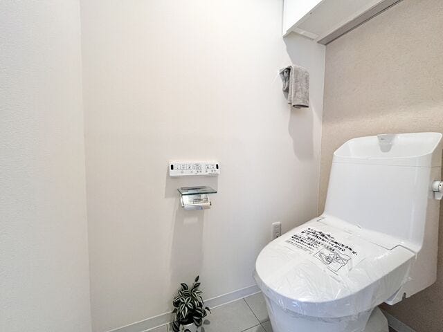 トイレ:ウォシュレット付のトイレになります。ペーパーホルダーも1つ付いています。