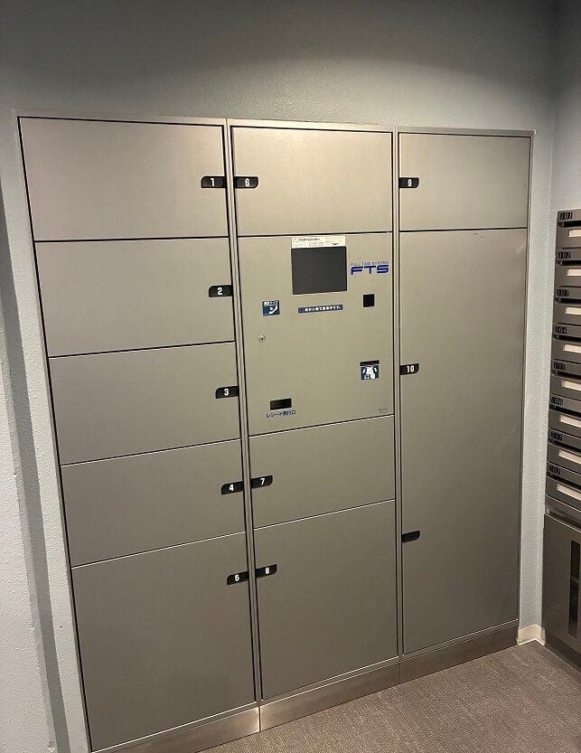 不在時や手が離せない時でも、配達員が代わりに荷物を入れて保管してくれる宅配ボックス。
